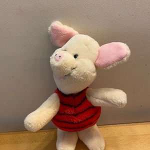 Peluche vintage de Winnie the Pooh, de los años 90, de Playmakers. Un peluche antiguo y adorable, con etiqueta. Un regalo ideal para los amantes de los cerditos o Winnie.
