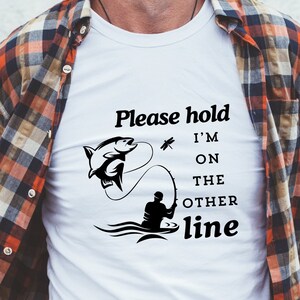 Pesca svg, pesca divertida svg, por favor sostenga svg, pescado svg, otra línea svg, lindo pesca svg, regalo para papá svg, día del padre SVG PNG