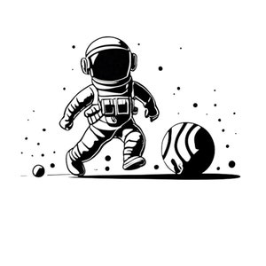 Może przedstawiać: Czarno-biała ilustracja astronauty kopiącego piłkę w kosmosie. Astronauta ma na sobie skafander kosmiczny i hełm. Piłka jest kulą z paskowanym wzorem.
