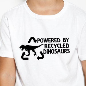 Dinosaurier svg, Powered by svg, lustiges Dinosaurier svg, recyceltes svg, recyceltes Dinosauriers svg, niedlicher Dinosaurier svg, Dinosaurier vektor in SVG PNG DXF