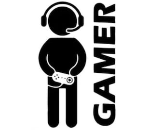 Könnte beinhalten: Schwarz-weiße Grafik eines Strichmännchen-Gamers mit Headset und Gamecontroller. Das Wort "GAMER" ist vertikal rechts neben der Figur gedruckt.