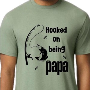 Enganchado a ser papá svg, papá svg, pesca svg, divertido papa svg, regalo para papá svg, regalo para abuelo svg, regalo para abuelo SVG PNG