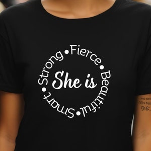 Sie ist svg, starke Frau svg, Ermächtigung svg, schöne Frau svg, Kluge Frau svg, Frauenpower svg, Frauen svg, Frauenpower PNG SVG