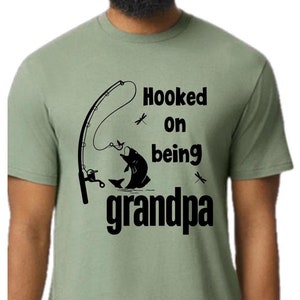 Enganchado a ser abuelo svg, abuelo svg, abuelo de pesca svg, pesca svg, pez svg, abuelo divertido svg, lindo abuelo svg, camiseta SVG PNG