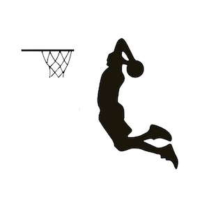 Puede incluir: Silueta de un jugador de baloncesto en el aire, a punto de hacer un mate en una canasta.