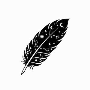 Peut inclure: Illustration d'une plume noire ornée d'éléments célestes. Le motif comprend des constellations, des croissants de lune, des étoiles et un soleil. La plume est un graphisme stylisé, idéal pour les produits sur le thème céleste ou bohème.