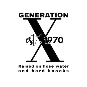 Könnte beinhalten: Schwarz-weißes Grafikdesign mit dem Text "GENERATION X" über einem großen "X" und "est. 1970" in Kursivschrift. Darunter steht der Text "Raised on hose water and hard knocks."
