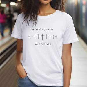 Könnte beinhalten: Weißes T-Shirt mit dem Text "Yesterday, Today and Forever." und einer Reihe von Kreuzen.