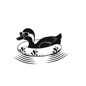 Puede incluir: Ilustración en blanco y negro de un pato con gafas de sol flotando en una boya blanca y negra. El pato está en el agua, con líneas de agua estilizadas alrededor de la boya.