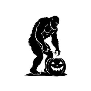 Op de afbeelding: Zwart-wit silhouet van een Bigfoot die een pompoen snijdt. Het wezen is gebogen en gebruikt een gereedschap om de pompoen te snijden. De pompoen heeft een gesneden gezicht. De achtergrond is wit.