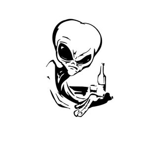 Puede incluir: Ilustración en blanco y negro de un extraterrestre de dibujos animados sosteniendo una botella y un vaso. El extraterrestre tiene ojos grandes y una expresión seria.