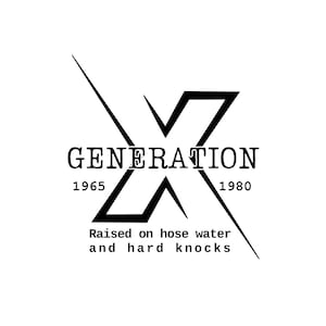 Könnte beinhalten: Schwarzweißes Grafikdesign mit dem Text "GENERATION 1965 1980" und dem Satz "Raised on hose water and hard knocks".
