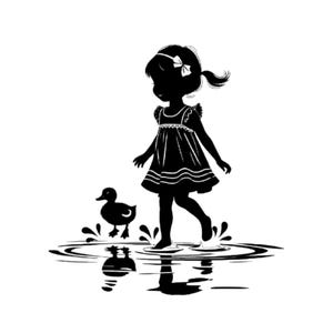 Op de afbeelding: Een zwart-wit silhouet van een jong kind in een jurk, dat met een eend door plassen loopt. Het kind heeft een strik in het haar. De afbeelding roept een gevoel van jeugd en spel op.