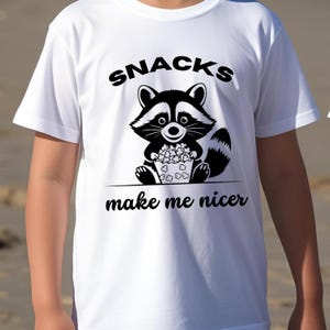 Snacks svg, snacks maken me leuker svg, wasbeer svg, wasbeer png, popcorn svg, popcorn png, wasbeer snacking svg, t-shirt SVG PNG DXF