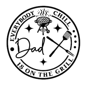 Könnte beinhalten: Schwarzweißes Grafikdesign mit dem Text "Everybody Chill Dad is on the Grill". Das Design zeigt einen Grill, einen Spatel und eine Gabel.