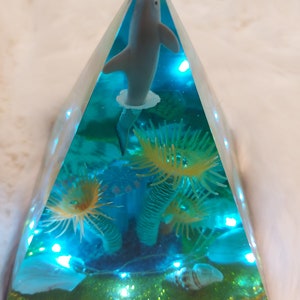 Ozean-Pyramidenlampe, Dekoratives Delfin-Nachtlicht, Ozean-Nachtlampe, Meeresboden, Harzschmuck, Handwerk