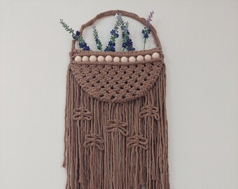 Flat basket of macrame