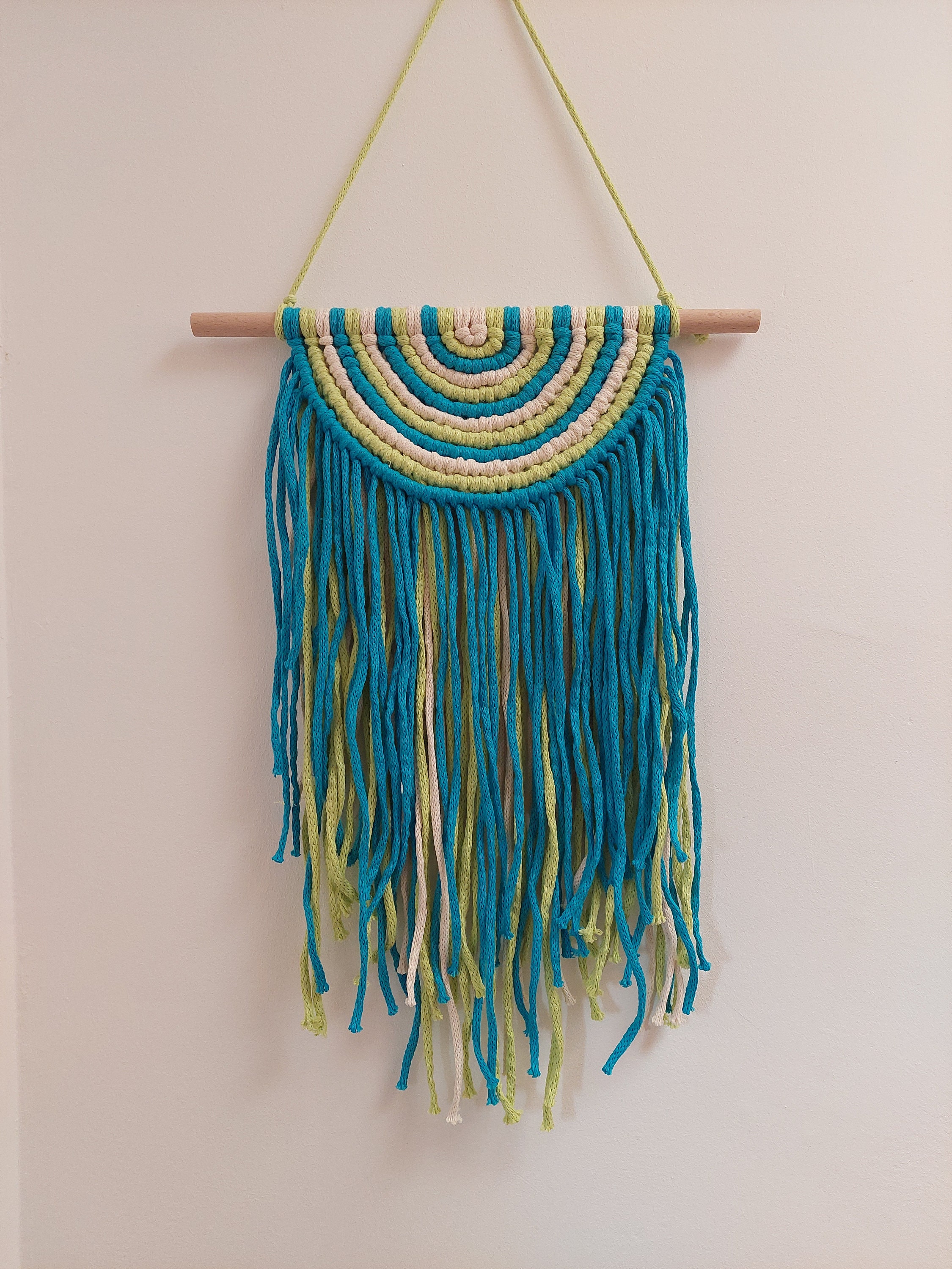 Tapestry in multicolored semicircle macrame