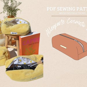 Könnte beinhalten: Ein PDF-Nähmuster für eine Kosmetiktasche mit Anleitung. Das Muster heißt "Allegrarte Cosmetic Bag" und wurde von Davia Caserta entworfen. Das Bild zeigt drei gelbe, flauschige Kosmetiktaschen mit Blumenmustern im Inneren und eine Illustration einer braunen Kosmetiktasche.