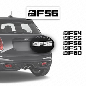 Puede incluir: Un Mini Cooper negro con una pegatina negra y blanca "IFS6" en la parte trasera. La pegatina está en un círculo negro con un diseño de bandera del Reino Unido. Hay otras pegatinas con el texto "IFS54", "IFS55", "IFS57" y "IFS60" sobre un fondo blanco.