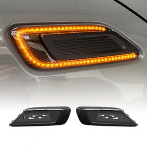 Puede incluir: Un par de luces laterales negras con luces LED ámbar. Las luces están diseñadas para adaptarse a un Mini Cooper.