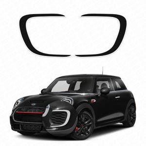 Op de afbeelding: Zwarte Mini Cooper met een rode accentstreep op de voorbumper. De auto heeft zwarte wielen en een zwarte grille.