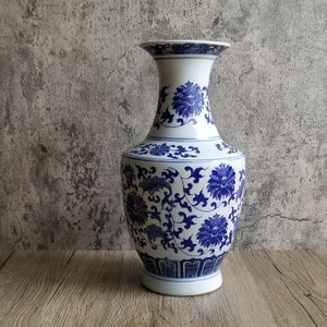 Traditional Chrysanthemum Chinese Porcelain Long Neck Bouquet Vase 13.5 Inches