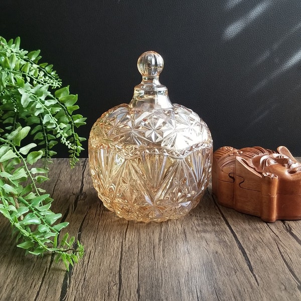 Grand plat à bonbons en verre taillé irisé ambré de style victorien avec couvercle