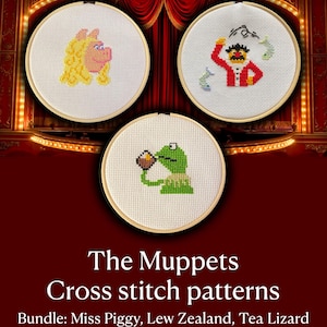 Op de afbeelding: Drie ronde houten borduurringen met kruissteekpatronen van Miss Piggy, Lew Zealand en Kermit de Kikker. De tekst hieronder luidt: The Muppets Cross stitch patterns. Bundle: Miss Piggy, Lew Zealand, Tea Lizard.