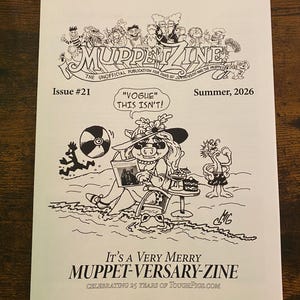 Könnte beinhalten: Ein weißes Magazin-Cover mit dem Titel MUPPETZINE Ausgabe #21 Sommer 2026. Es zeigt eine schwarz-weiße Strichzeichnung von Miss Piggy am Strand mit einer Sprechblase VOGUE THIS ISN'T und dem Text IT'S A VERY MERRY MUPPET-VERSARY-ZINE.