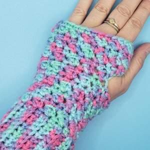 Textured Fingerless Gloves / Wrist warmers / Mittens crochet pattern / permission to sell made items / Digital pdf