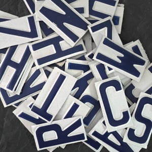 Québec-Nummernschild-Buchstaben – Handgeschnitten aus echten Schildern – Rustikale Metallbuchstaben für Schilder, Dekoration, Kunsthandwerk | Upcycled Canada Teller - Blau