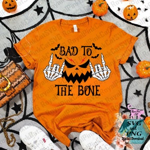 Cattivo fino all&#39;osso in formato SVG, camicia di Halloween, scheletro in formato SVG, spettrale in formato SVG, stagione spettrale in formato SVG, Halloween in formato SVG, faccia di zucca in formato SVG, mani scheletro di roccia in formato SVG