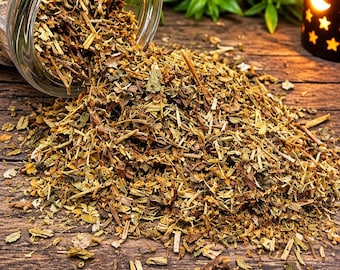 Op de afbeelding: Een glazen pot die op zijn kant ligt en een grote hoop gedroogde, versnipperde bruine en groene kruiden uitstrooit over een donkerhouten oppervlak. Het mengsel bestaat uit kleine steeltjes, blaadjes en gefragmenteerde botanische stukjes.