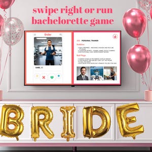 Op de afbeelding: Een opstelling voor een vrijgezellenfeestspel met een tv waarop een Tinder-profiel wordt weergegeven. Gouden folieballonnen spellen "BRIDE" eronder. Roze en transparante ballonnen met confetti zijn rond de tv gerangschikt.