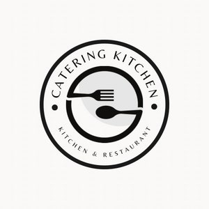 Può includere: Logo in bianco e nero per una cucina di catering e un ristorante. Il logo presenta un piatto con una forchetta e un cucchiaio all'interno di un cerchio con il testo "Catering Kitchen Kitchen & Restaurant".