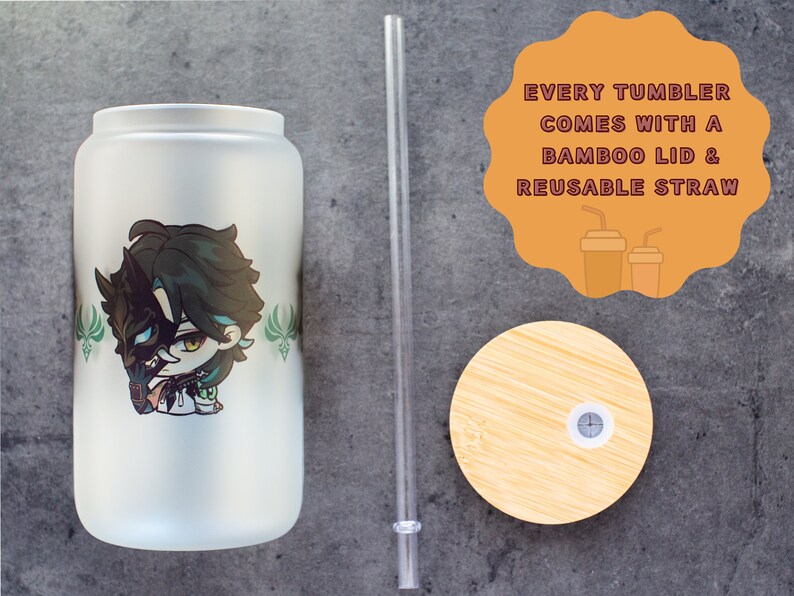 Peut inclure: Un gobelet blanc givr&eacute; avec un motif de personnage d'anime vert et noir. Le gobelet est livr&eacute; avec un couvercle en bambou et une paille r&eacute;utilisable. "Every tumbler comes with a bamboo lid & reusable straw" est &eacute;crit sur un cercle beige.