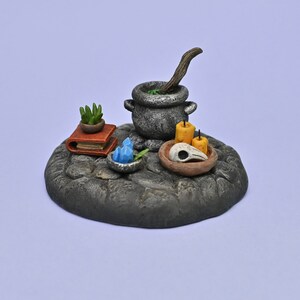 Handgjort häxrumsdiorama av polymerlera, giftbryggt, kristaller