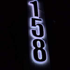 Letras LED con la dirección de casa
