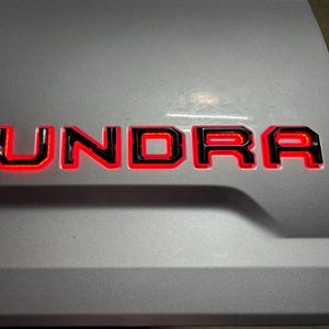 Letras retroiluminadas para la puerta trasera de la Tundra (2014-2021) imagen 1