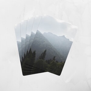 Foggy Trees Custom Spielkarten, Game Night Spielkarten, Natur inspiriertes Kartenspiel, Housewarming Geschenke, Familienspiel Nacht, Poker Karte