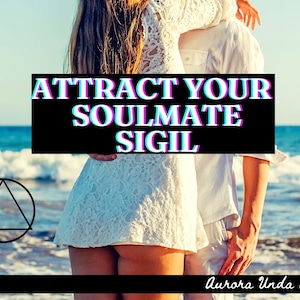 以下が含まれることがあります： ビーチで抱き合っているカップル。黒い枠の中に「ATTRACT YOUR SOULMATE SIGIL」という文字が、グリッチなネオン効果で表示されています。「Aurora Unda Sigils」という文字が画像の下部に表示されています。