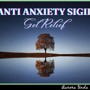 Puede incluir: Un gráfico de texto azul y morado distorsionado que dice "Anti Anxiety Sigil Get Relief" contra un cielo nocturno estrellado con un árbol solitario reflejado en un lago tranquilo. El texto "Aurora Unda Sigils" está en la esquina inferior derecha.
