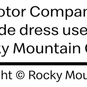 Puede incluir: Una etiqueta rectangular blanca con el logotipo azul de Ford, el texto Official Licensed Product y la declaraci&oacute;n: Ford Motor Company trademarks and trade dress used under license to Rocky Mountain Graphics, LLC. All contents copyright &copy; Rocky Mountain Graphics, LLC.