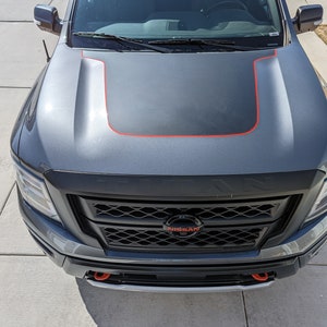 Vinyl motorkapafbeeldingen met contouren voor 2020-2022 Nissan Titan Pro 4X SV