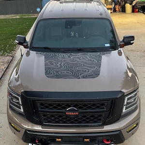 Topografische motorkapafbeeldingen passen op Nissan Titan Pro 4X SV 2020-2022 vinyl sticker strepen sticker