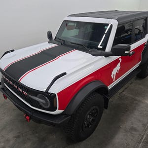 Past op Bronco Pony-afbeeldingen op zijkant 2021-25 en op capuchon met W-pin - Bronco-stickers op volledige grootte