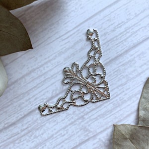 6pcs Filigree Triangle Finding Connectors Antique Silver Metal Embellishment Scrapbooking Corner for DIY Craft Stamping Links 35x35mm