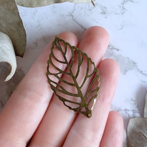 6 Stück Antik Bronze Blätter Doppelseitig Focals Haarspangen Nähen Verzierungen Karte Herstellung Filigrane Muster für Junk Journaling 44 x 26 mm