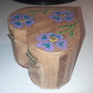 Decorative Handpainted Wooden Trinket/Jewellery Box Hinge-Lidded Balsa Wood VGC 11x7 cm